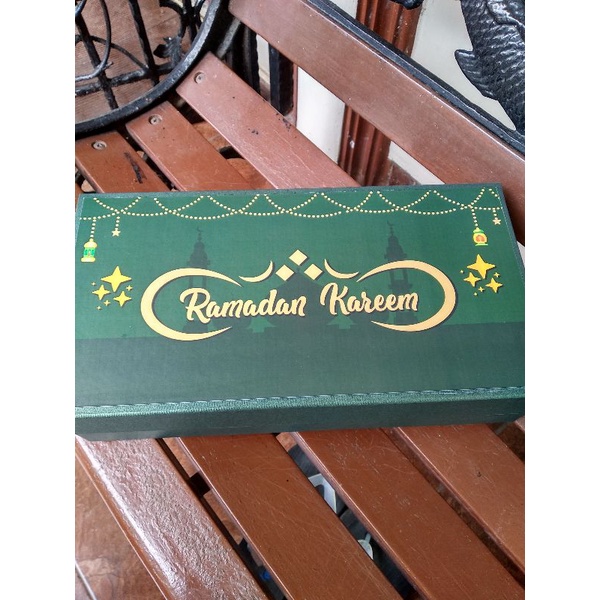 

Kotak Hampers lebaran ukuran 3toples 500gr