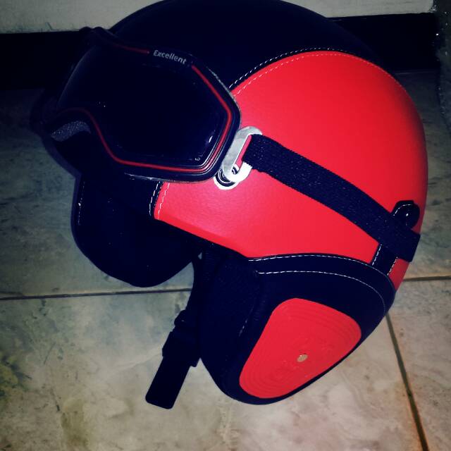 Helm retro kacamata  merah hitam