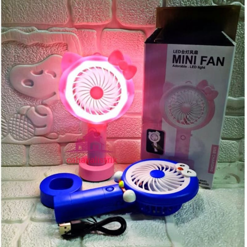 Kipas Angin Portable Kipas Mini Tangan Genggam Tancap Karakter Fan Led Light Lucu Unik Portable USB Doraemon Hello Kitty