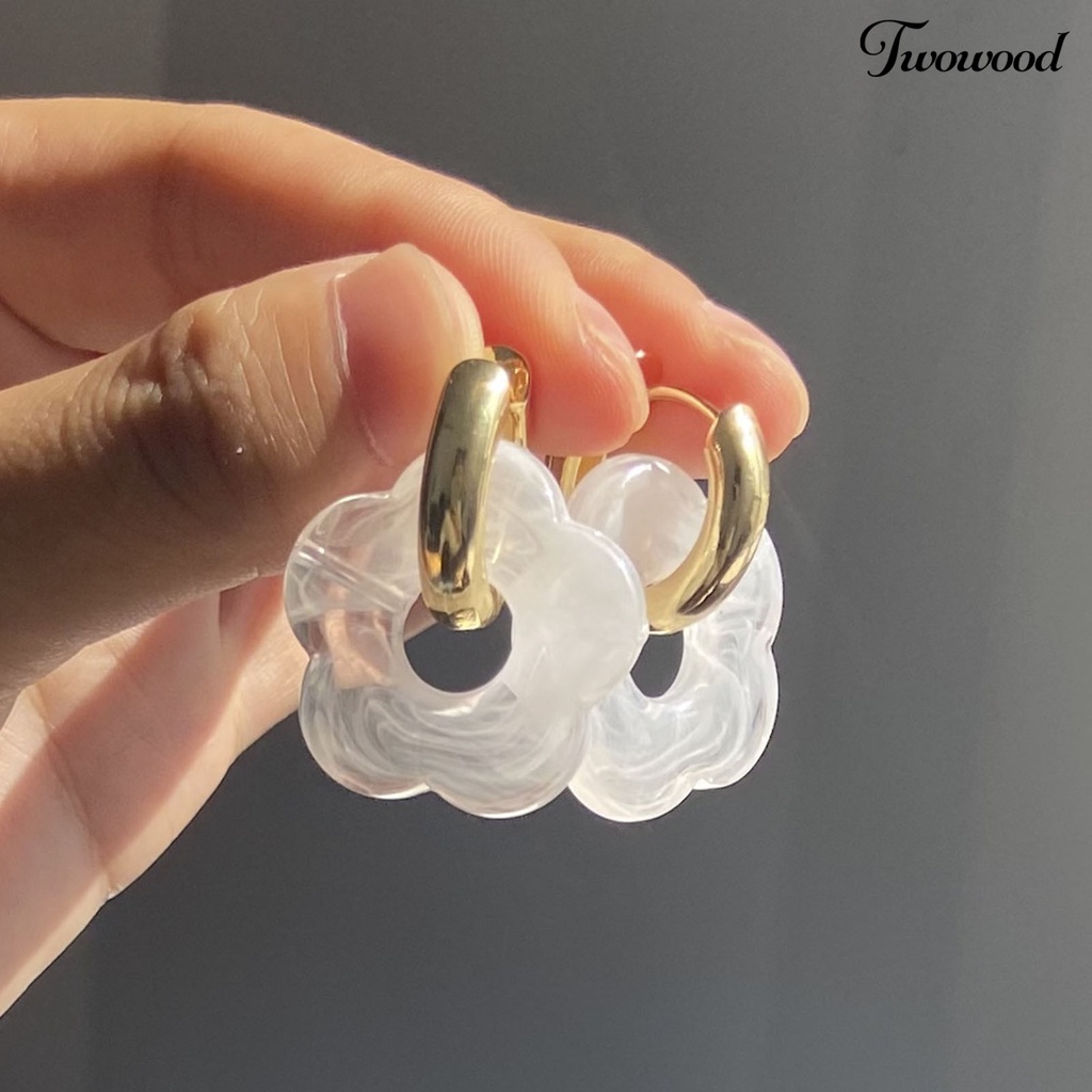 1 Pasang Anting Bentuk Bunga Model Hollow Out Bahan Resin Untuk Wanita