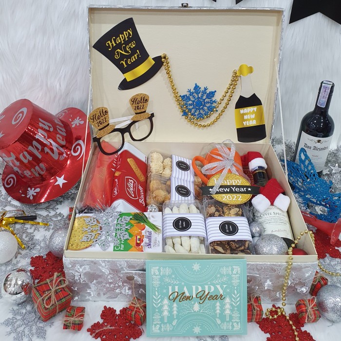 

Paket hampers tahun baru happy new year parcel kue kering hadiah 9 - Ganti wine....