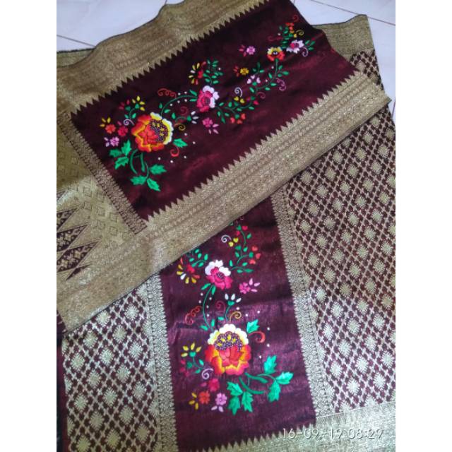 Songket Halaban khas Sumatera Barat Maroon