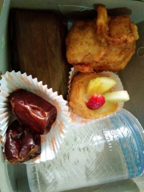 

Paket Buka Puasa 3 isi 3 kue, air dan kurma halal, enak