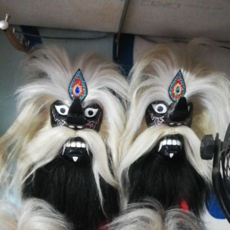 topeng bujang ganong ponorogo rambut sintetis putih dengan muka hitam.