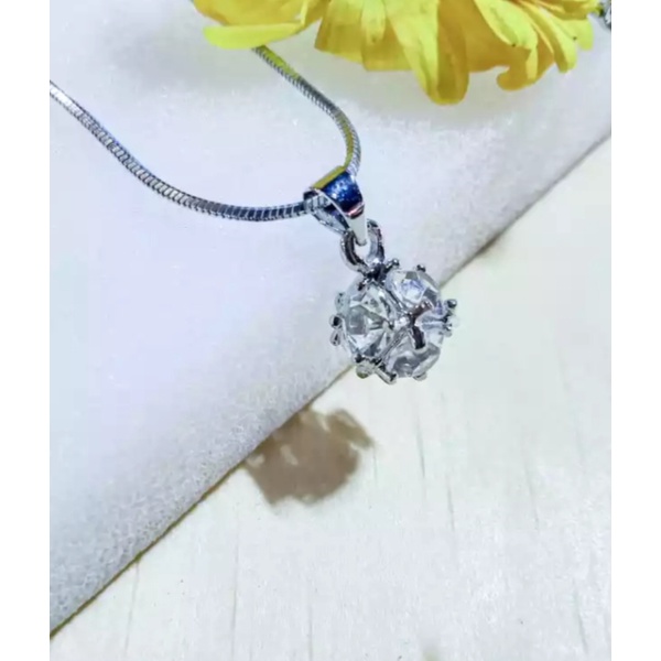 kalung putih liontin kubik