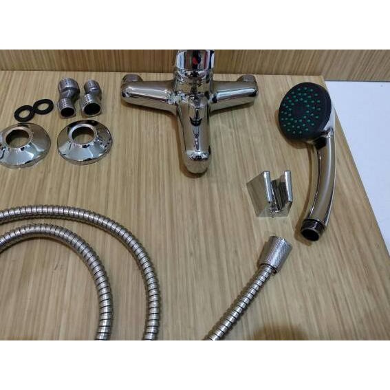 Penjualan Terbanyak Kran air panas dingin. Kran bathtub . Keran. Kran kamar mandi .Kran model Toto .