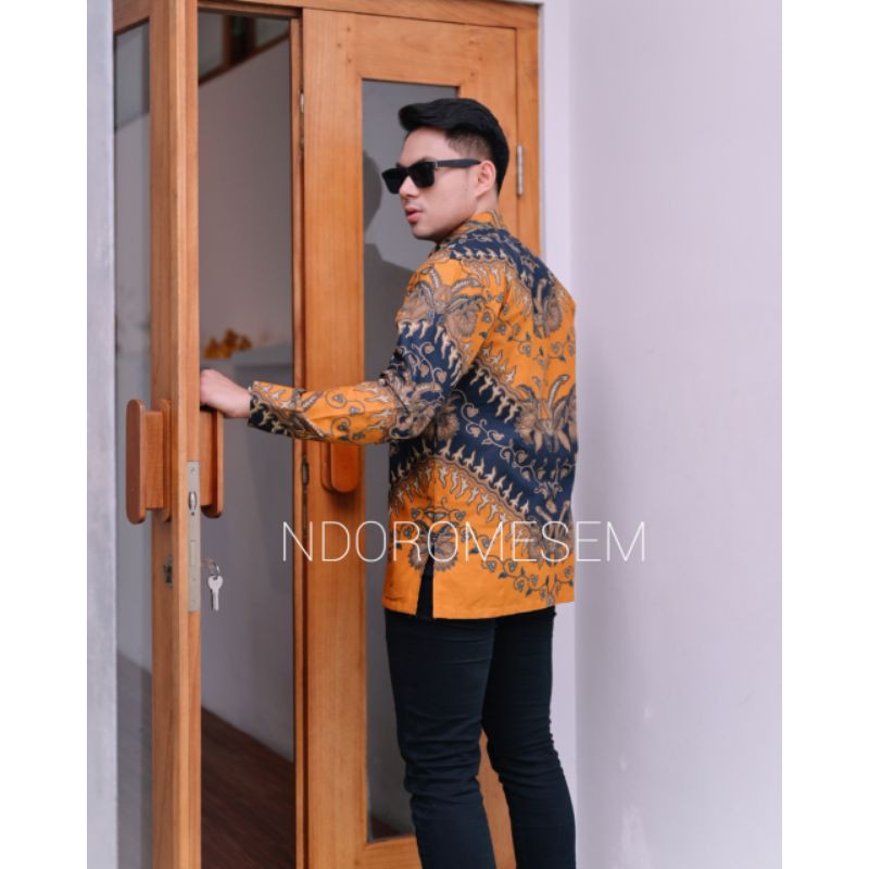 BATIK PREMIUM WARNA KUNING BY NDOROMESEM LENGAN PANJANG AJOTOSATRU KUNING NAVY KATUN HALUS