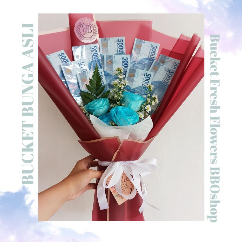 Bucket uang asli dan bunga fresh