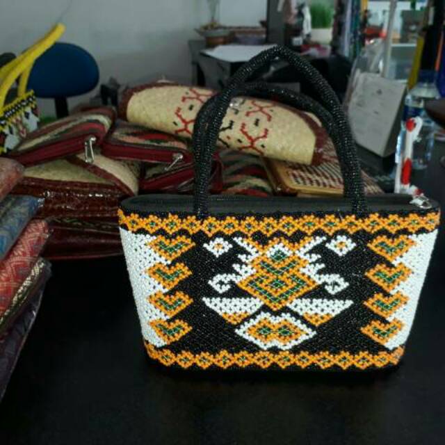 Tas Manik Khas Dayak