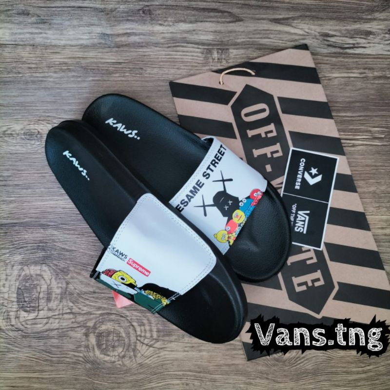 Sandal Slop KAWS Sesame Black White Premium / Sandal Slide KAWS /Sandal Murah /Sendal cowok /sandal cewek Terlaris