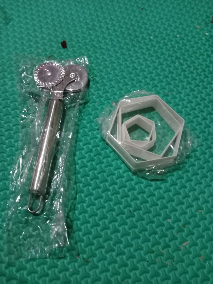 Cutter Fondant Segi Lima Bola Isi 4