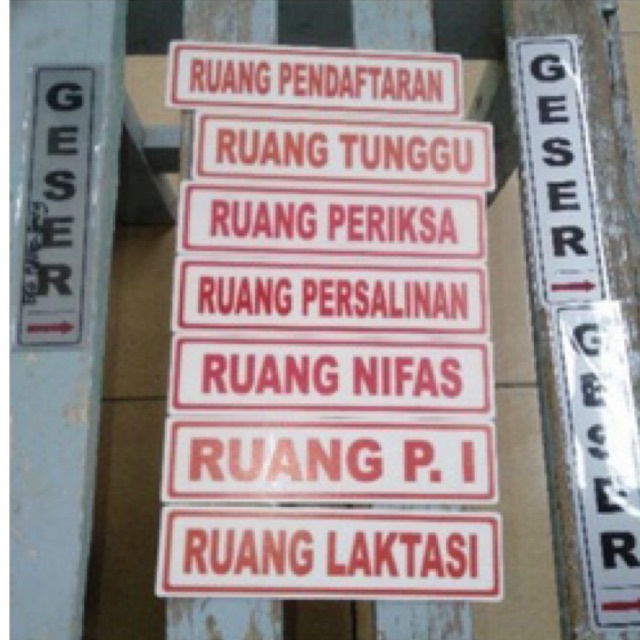 

papan nama Acrylic 1 paket (118.000)