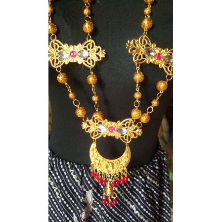 kalung baju adat