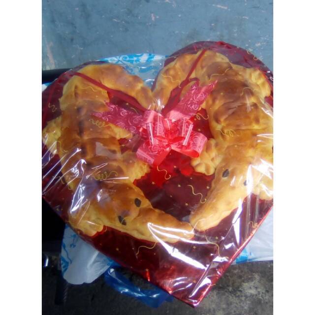 

Roti buaya bentuk love uk 30cm