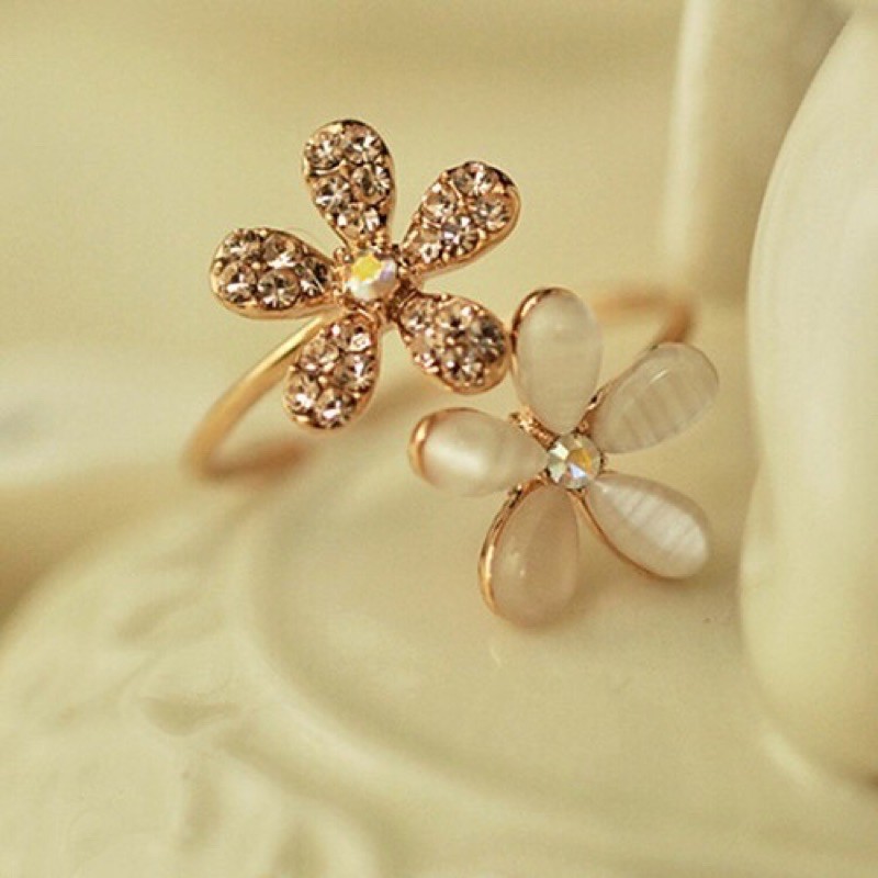 Cincin dengan 2 bunga daisy yang indah