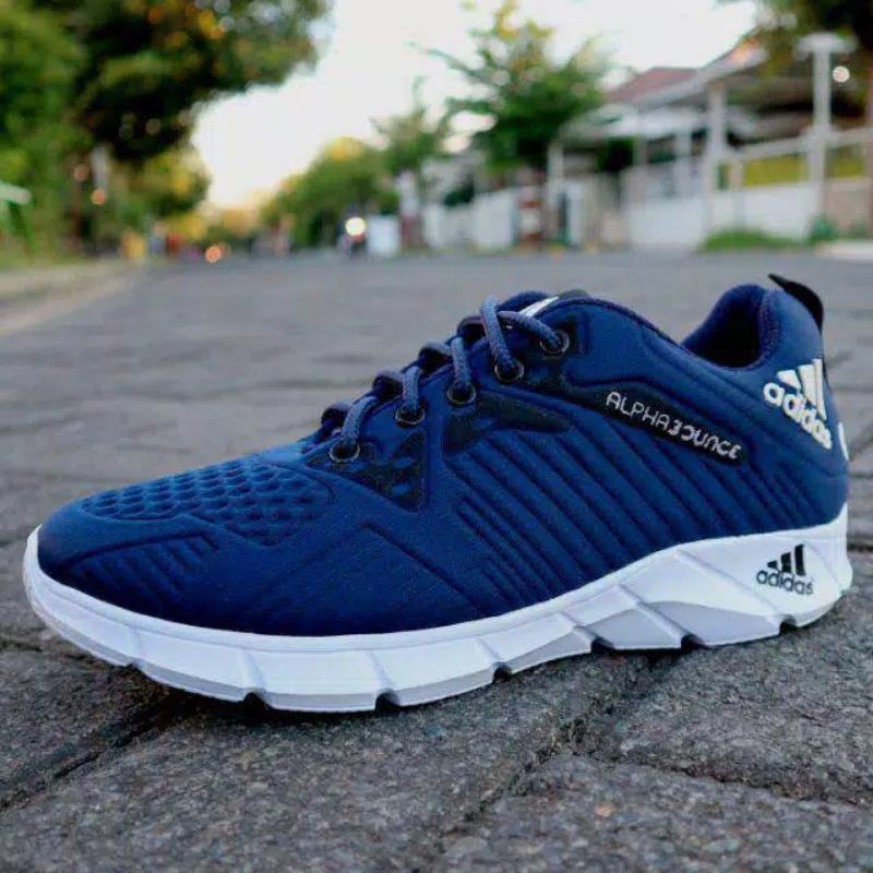  Sepatu  sneakers kasual Sepatu  olahraga  lari pria  adidas 