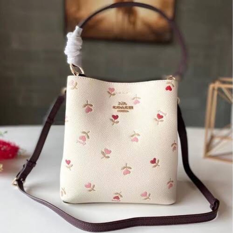 Small Town Bucket Bag With Heart Floral Print (C2811)