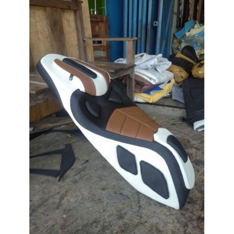 Jok variasi aerox 155/ Nmax /Pcx. jok touring  jok custom mbtech warna putih hitam