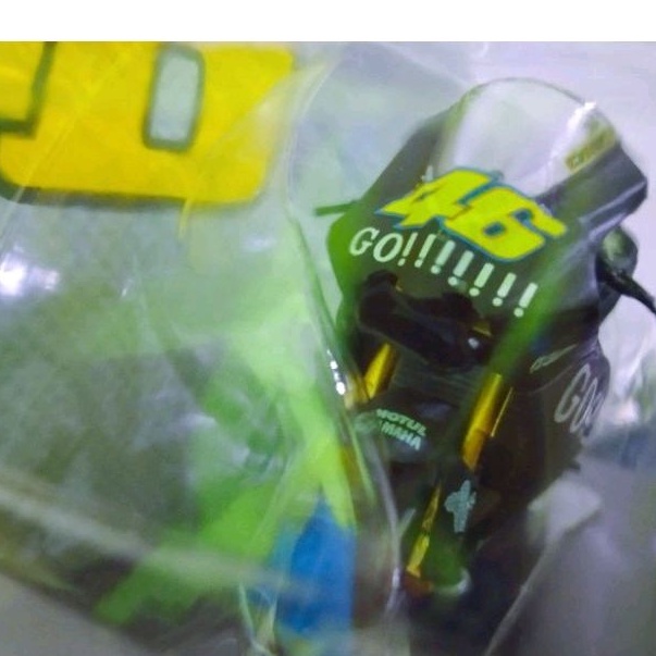 miniatur diecast Yamaha YZR-M1 Rossi test Philip island 2004 skala 1:18