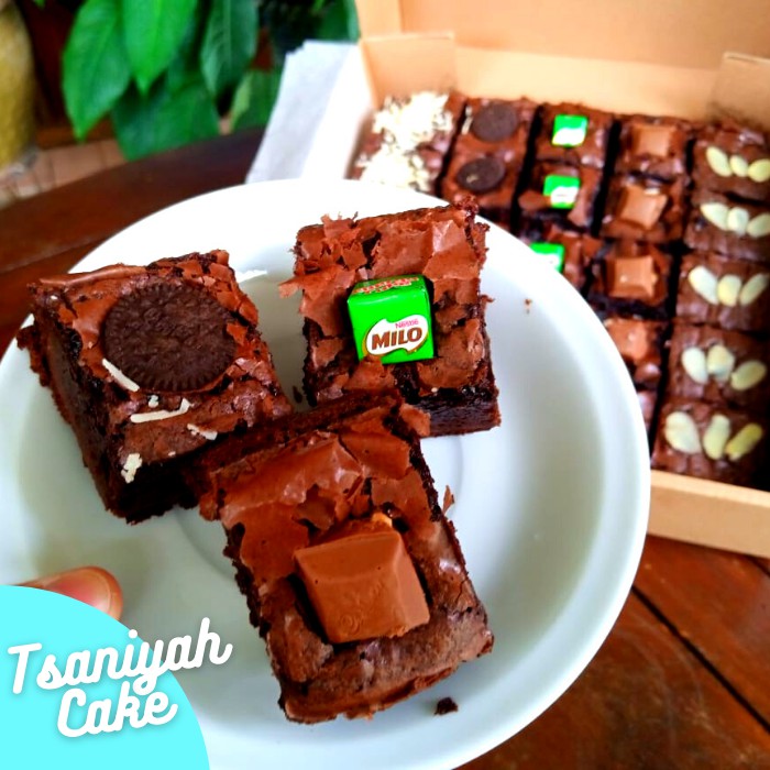 

Tsaniyah Cake Brownies Fudgy 22x22 Cake Kue Brownies Sekat Coklat Oreo Almond Choco Chip Keju Milo Cadburry