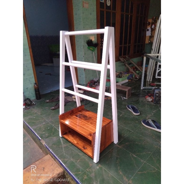 Rak gantungan baju kayu dengan laci