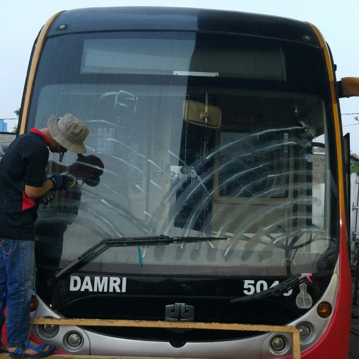 Poles Kaca Baret Khusus Bis