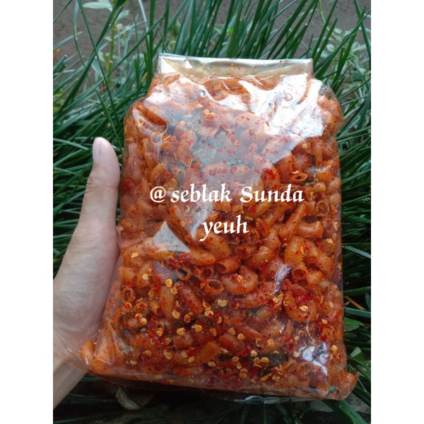 

makroni pedas ekstra kriuk daun jeruk cabe asli 500gr