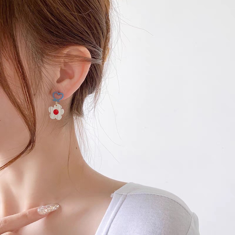 Anting S925 Silver Needle Bentuk Bunga Beruang Asimetris Gaya Korea Untuk Perempuan