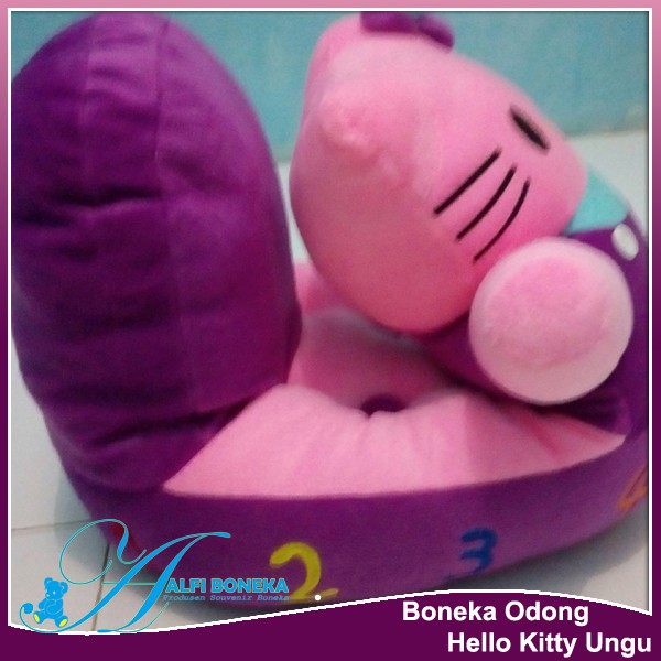 Boneka odong-odong karakter hello Kitty ungu