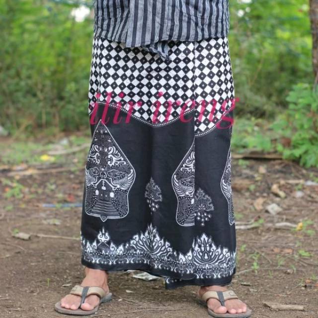 Sarung batik motif gunungan wayang