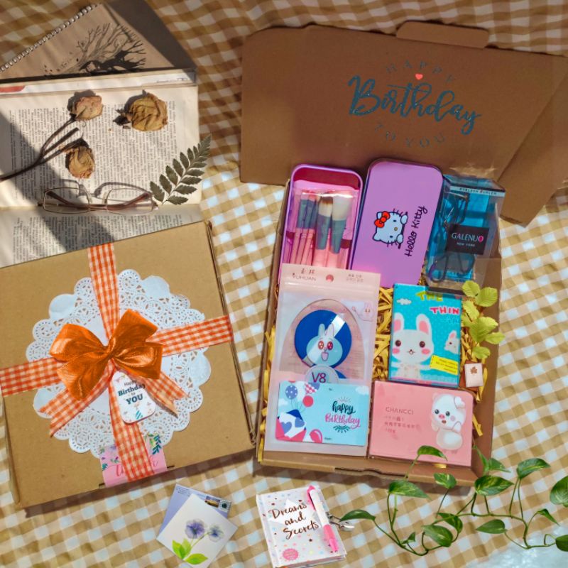 

Hampers Gift Box Hadiah Alat Make up / Hampers Aesthetic Hadiah Cewek