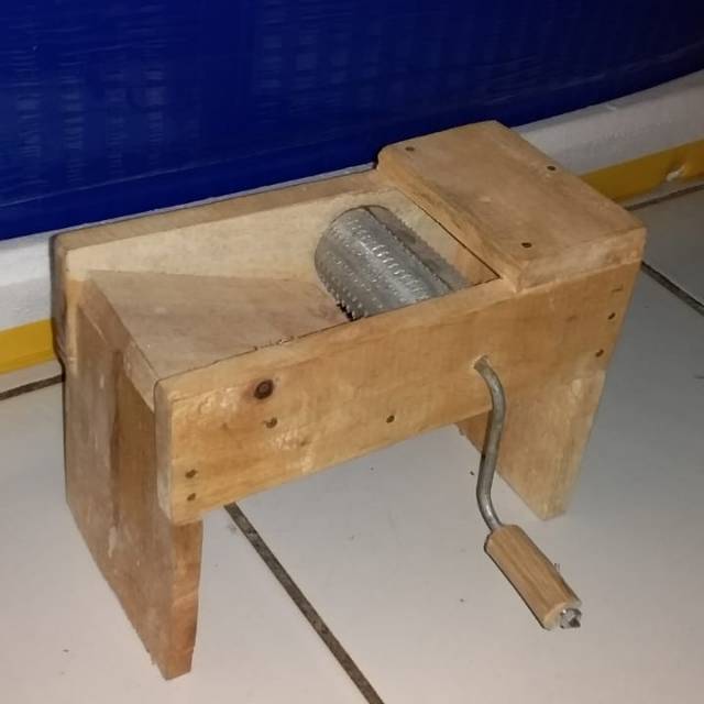 Parutan Kelapa Model Duduk