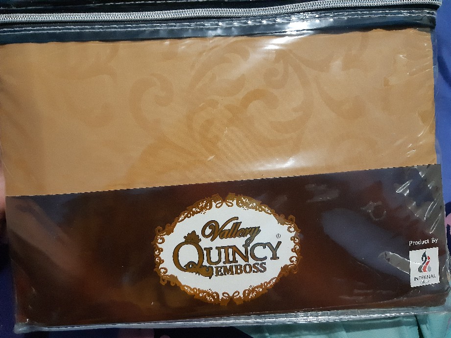 Sprei Vallery Quincy Polos Embos 180x200 Golden King Size