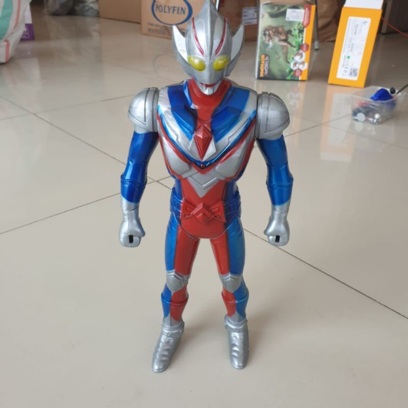mainan robot Ultraman HkR ( bisa keluar suara )tinggi 37 cm