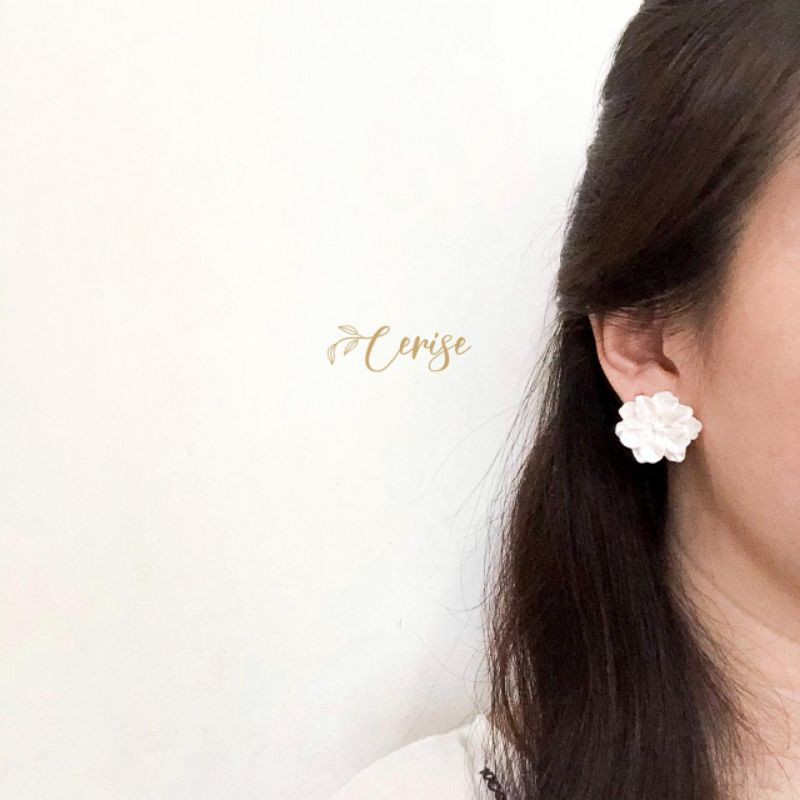 Fioni earrings | Anting jepit korea bunga putih cantik aksesoris wanita korean style trendy