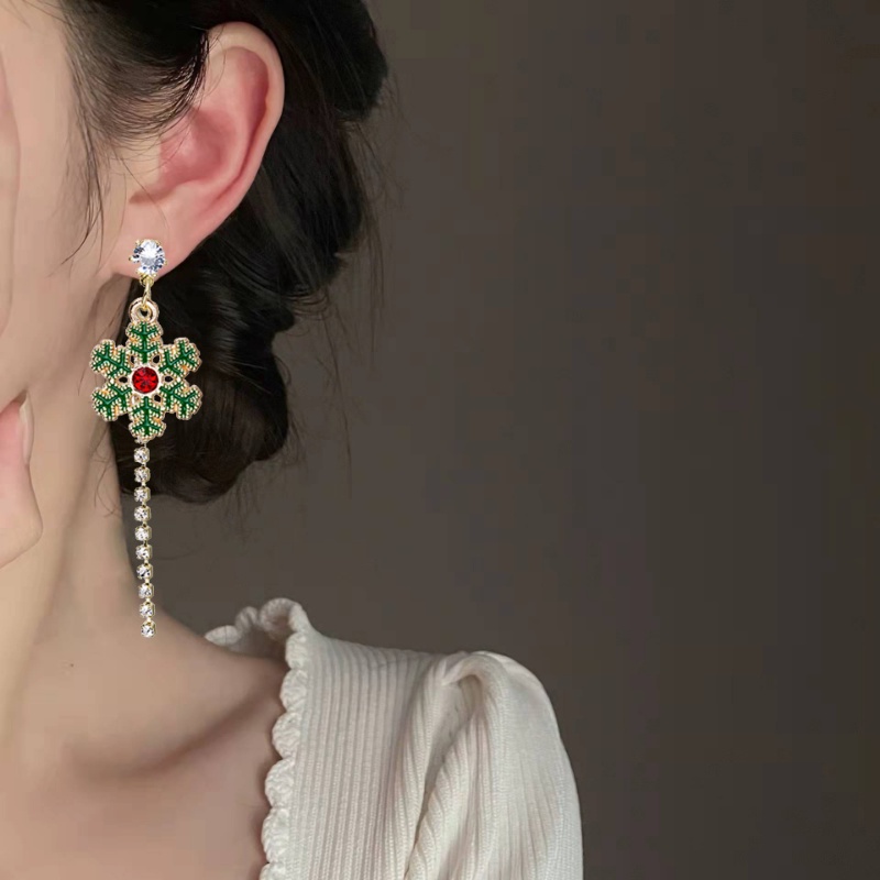 1 Pasang Anting Stud Desain Kepingan Salju Bell Rumbai Aksen Berlian Untuk Wanita