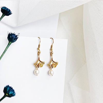 LRC Anting Gantung Fashion Gold Color Shell Shape Decorated Earrings