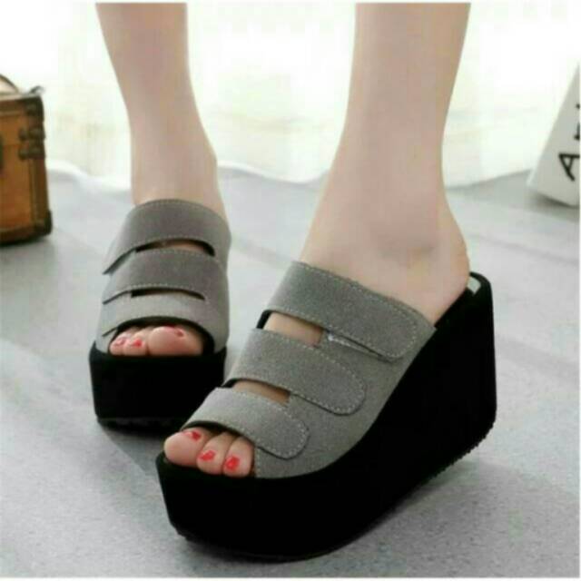 sandal wedges hitam strip 3 jepit abu