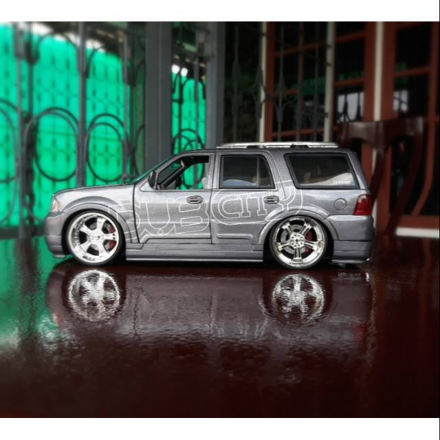 Diecast / Miniatur Mobil JadaToys 2003 Lincoln Navigator DubCity