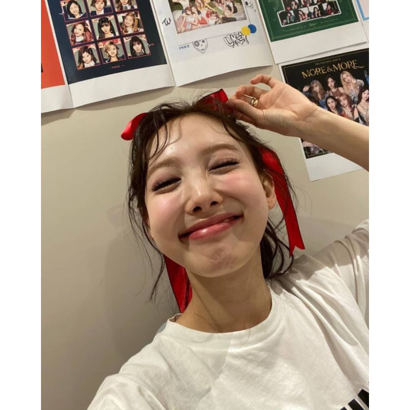 [BOOKED BY ZAELXIS] Nayeon TCL1 Holo & Season Greetings Korea 2018