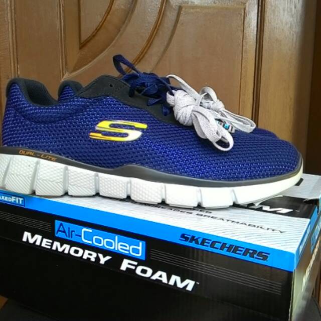 Sepatu sneakers Skechers warna biru navy