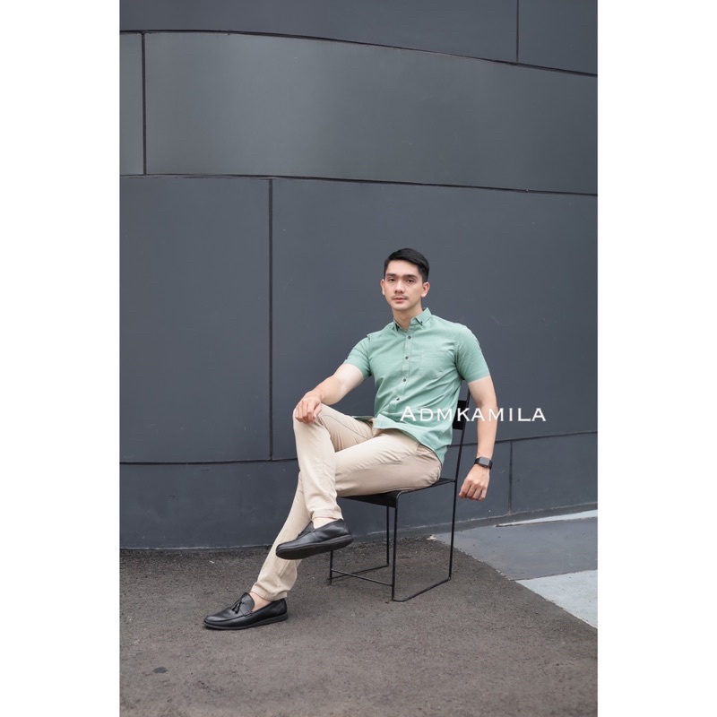 Kemeja pria polos slimfit kasual basic HeM lengan pendek hijau mint sage