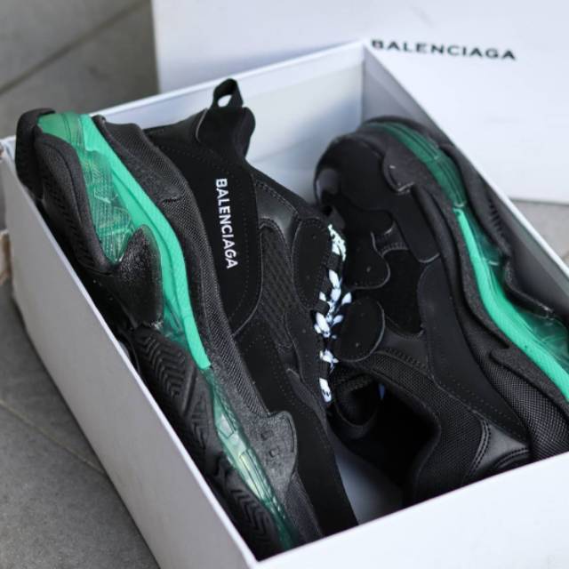 harga balenciaga triple s black