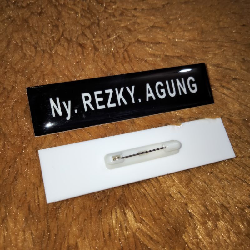 

Papan nama dada akrilik peniti / Nametag Hitam Polos