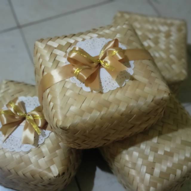 

Besek 1 pasang 15 cm + Pita + Kertas Renda