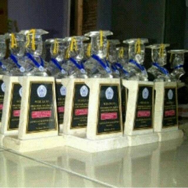 Patung wisuda marmer kepala fiber bening