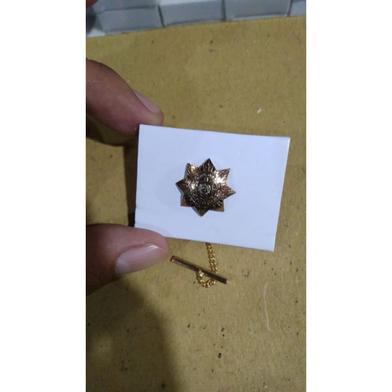 Pin kerah Purna emas bintang 8