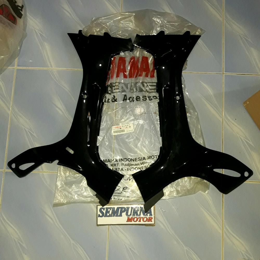 Sayap Dalam F1ZR Warna Hitam Original Yamaha YGP 4US-F8395-33