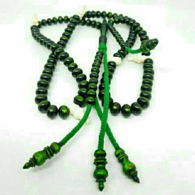Tasbih tinjani akar bahar hijau