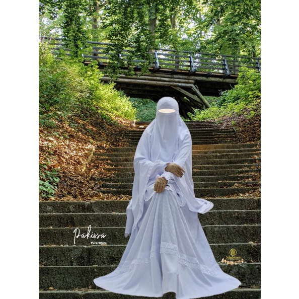 Pakissa White duta busana